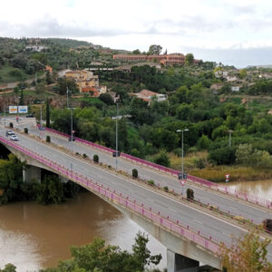Los promotores del hotel de La Cava sostienen ante un grupo de empresarios de Toledo que el proyecto "integrará el Tajo en la ciudad"