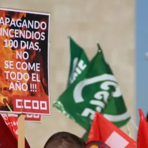 Concentración contra el "empleo low cost" en la empresa pública Geacam: "Apagando incendios 100 días no se come todo el año"