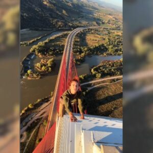 El Ayuntamiento de Talavera de la Reina critica a dos 'influencers' por grabarse sobre el puente atirantado: "Han puesto en riesgo su vida"