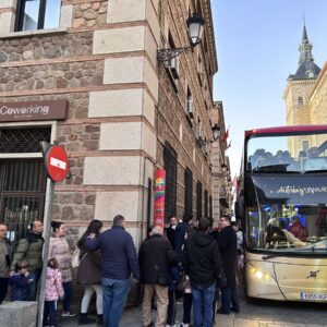 El autobús turístico de Toledo lanza "tours solidarios" a beneficio de Cáritas y la Fundación Pequeño Deseo