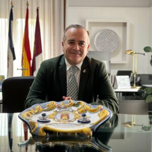 El alcalde de Talavera presume de reducir "a la mitad" los 100.000 euros de la bandera de España: "No podemos ser menos que Toledo"