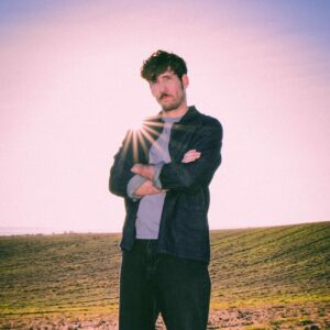 Amatria emerge 'De las cenizas' y redondea un álbum multicromático de madurez balsámica que apuntala su propia esencia