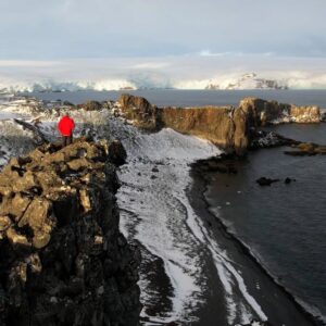 Julio Pérez del Campo, del Goya por 'Gaza' a la Antártida para culminar un documental sobre los efectos de los microplásticos