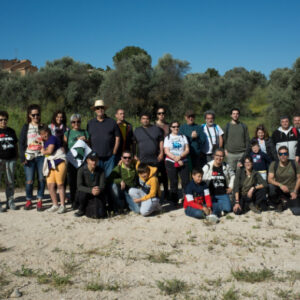 GALERÍA | Decenas de personas participan en la recogida de basura y acondicionamiento del parque de Polvorines
