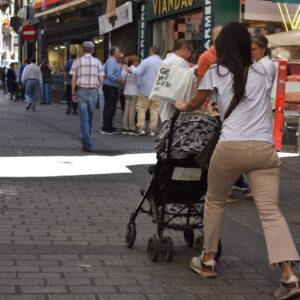 El Gobierno aprueba ampliar en tres semanas los permisos por nacimiento y en dos el de cuidado de menores hasta 8 años