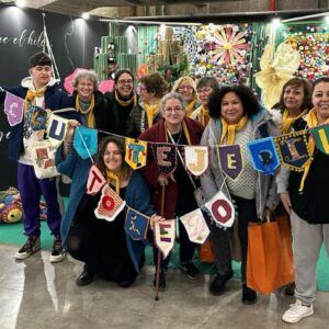 La costura sale del hogar rompiendo estereotipos machistas con el Club Tejeril de Toledo: “El arte de tejer sigue más vivo que nunca”