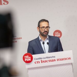 Tras la "guerra de banderas" de PP y Vox, "recortes en libertad, respeto, valores y programas de igualdad"