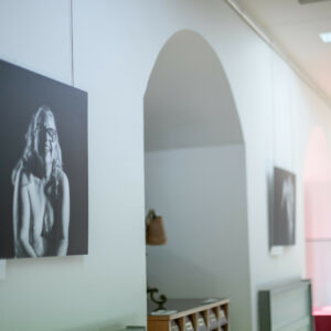 Las cicatrices del cáncer de mama, capturadas en la exposición 'Naççer'