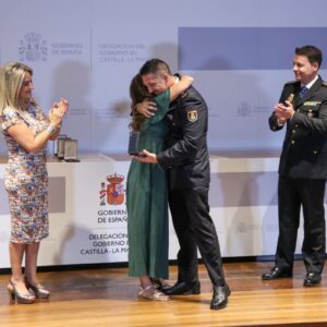 Un abrazo y una medalla más de dos años después, el reencuentro entre el policía nacional y la víctima de un accidente de tráfico a la que salvó
