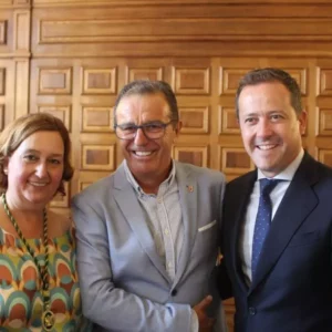 El PP expulsa a su alcalde en Camuñas tras la polémica por insultar al rey, Sánchez o Feijóo en redes sociales