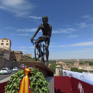 La estatua de Bahamontes encumbra de nuevo Toledo el día en que cumpliría 96 años