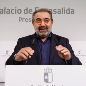 El consejero de Sanidad desmiente "los bulos" sobre que no se contrata a personal sanitario: "Es absolutamente falso"