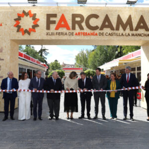 Farcama abre sus puertas animando a visitantes a calzarse "paraguas y chubasquero" para comprar artesanía de la región