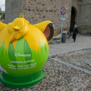 Contenedores de Simba, Baloo y otros personajes de Disney animan a reciclar vidrio en familia