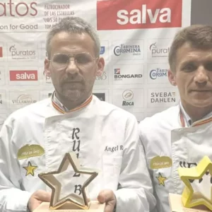 El panadero Ángel Ruiz amasa en su obrador de Maqueda el mejor pan de España