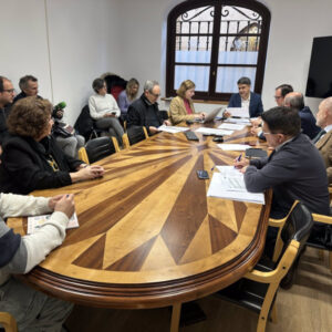 PP y Vox defiende sus presupuestos mientras PSOE e IU critican las subidas de tasas y la tramitación urgente