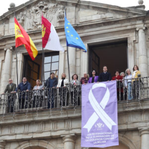 Despliegan el lazo por el 25N en el Ayuntamiento de Toledo sin IU-Podemos y PSOE por "los postulados negacionistas de Vox"