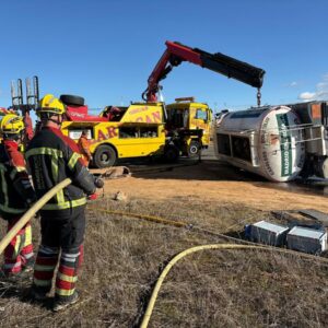 Un camión cisterna que transportaba 10.000 litros de gasoil vuelca a la altura de Noblejas