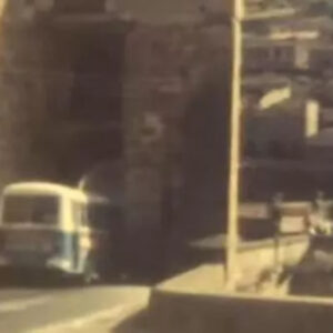 Así cruzaba el 'supositorio', el 'katanga' azul toledano, el puente de San Martin en los años 60