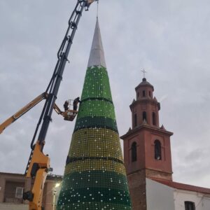 Cazalegas inaugura el árbol de Navidad de croché "más grande del mundo", elaborado por un centenar de mujeres