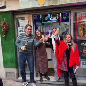 Doña Lola de Toledo reparte diez décimos del 48.020 y deja 200.000 euros