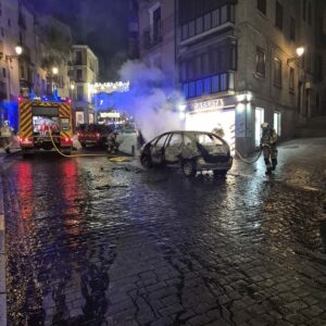 Arde un coche por un fallo eléctrico en pleno Casco Histórico de Toledo