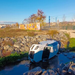 Un turismo robado en un taller del Polígono cae al arroyo de la Rosa tras una persecución policial