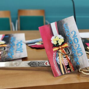 Mayordomos y lacayos recorren las hogueras de Menasalbas en la fiesta centenaria de la Encamisada