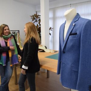 La diseñadora Miriam Márquez lleva la cerámica de Talavera al 'oufit' del personal en FITUR