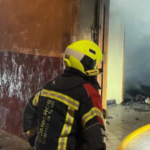 Un hombre resulta afectado por inhalación de humo tras el incendio de una vivienda en Lillo