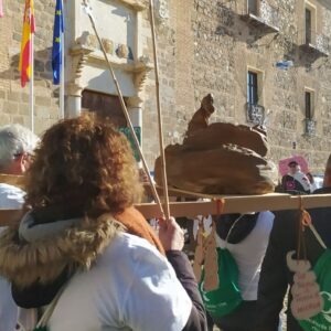 Toledo acoge la procesión de la 'gran cagada' contra las macrogranjas y las plantas de biogás: "Queremos pino, no mierda de gorrino"