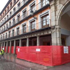 El Ayuntamiento plantea ahora que el andamio en Delegación no corte el carril y que los autobuses urbanos suban a Zocodover