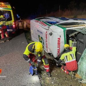 El conductor de una ambulancia resulta herido al volcar en la A-5 a su paso por Lucillos