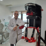 doctor Martin Sanz especialista Otorrinolaringologia junto nueva silla mecanizada para tratamiento vertigo Quirónsalud Toledo