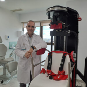 El Hospital Quirónsalud Toledo incorpora una silla mecanizada para el tratamiento del vértigo posicional