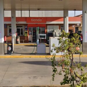 Un hombre agrede con una barra de hierro al dependiente de una gasolinera de Cabezamesada en un atraco