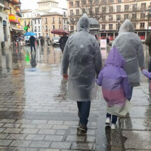Una familia bajo la lluvia en Toledo