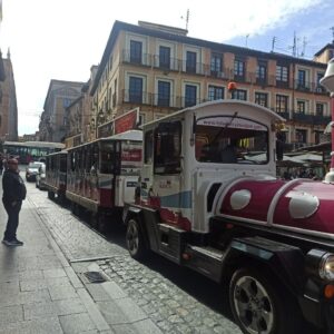 IU denuncia desprotección laboral y falta de medidas de movilidad sostenible en el tren turístico de Toledo