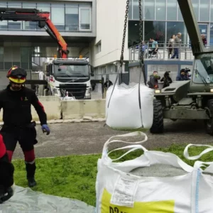 Comienza la retirada del dique de contención en el Hospital de Parapléjicos tras mejorar la situación del Tajo