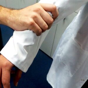 El Colegio de Médicos insta a los profesionales toledanos a denunciar las agresiones: "No se hace por vergüenza o miedo"