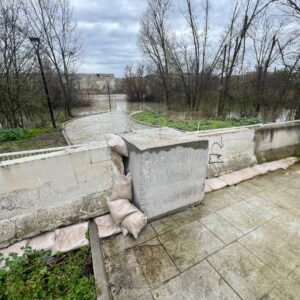 La UME construye un dique para evitar que el Tajo inunde el Hospital de Parapléjicos