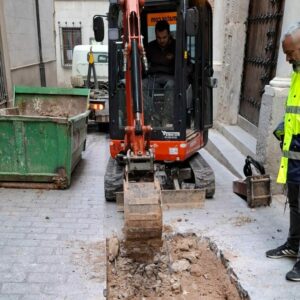 Cortes de tráfico en la calle de la Plata para reponer el pavimento afectado en la reparación de una avería