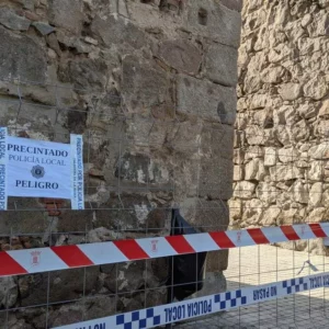 Una torre de la muralla apuntalada y otra precintada en Talavera "sin solución a la vista"