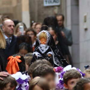 Capirotes de cartulina y un 'Nazareno' de goma eva en la procesión escolar del Viernes de Dolores