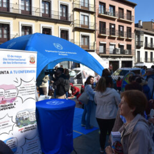 La enfermería toledana difunde en la calle la 'ciencia del cuidado': "Somos los profesionales sanitarios más cercanos"
