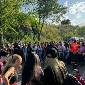 Las aglomeraciones en el Valle y la falta de un pasillo de seguridad obligaron a establecer un cordón policial