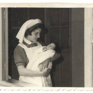 Fotografías para no olvidar: una exposición sobre la maternidad y la crianza en el Casco Histórico de Toledo