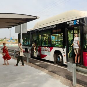 Instalan una marquesina de autobús en la Residencia Social Asistida San José de Toledo