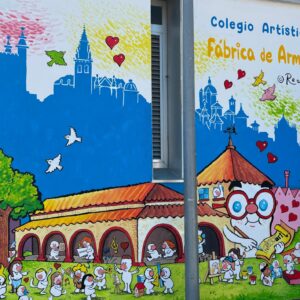El colegio 'artístico' de Fábrica de Armas estrena un mural de Toni Reollo