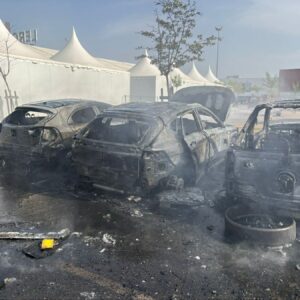 Un incendio en el aparcamiento del centro comercial La Abadía deja al menos 3 coches calcinados